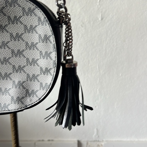 Michael Kors Ginny Medium Messenger Crossbody - Picture 3 of 6